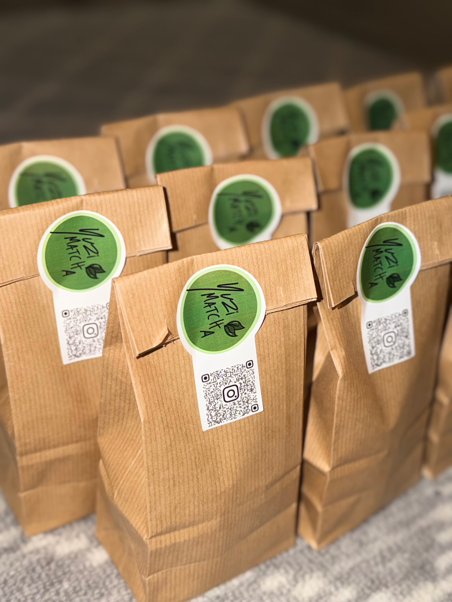 Beställningar av Yuzi Matcha packade i papperspåsar, redo för leverans i Sverige