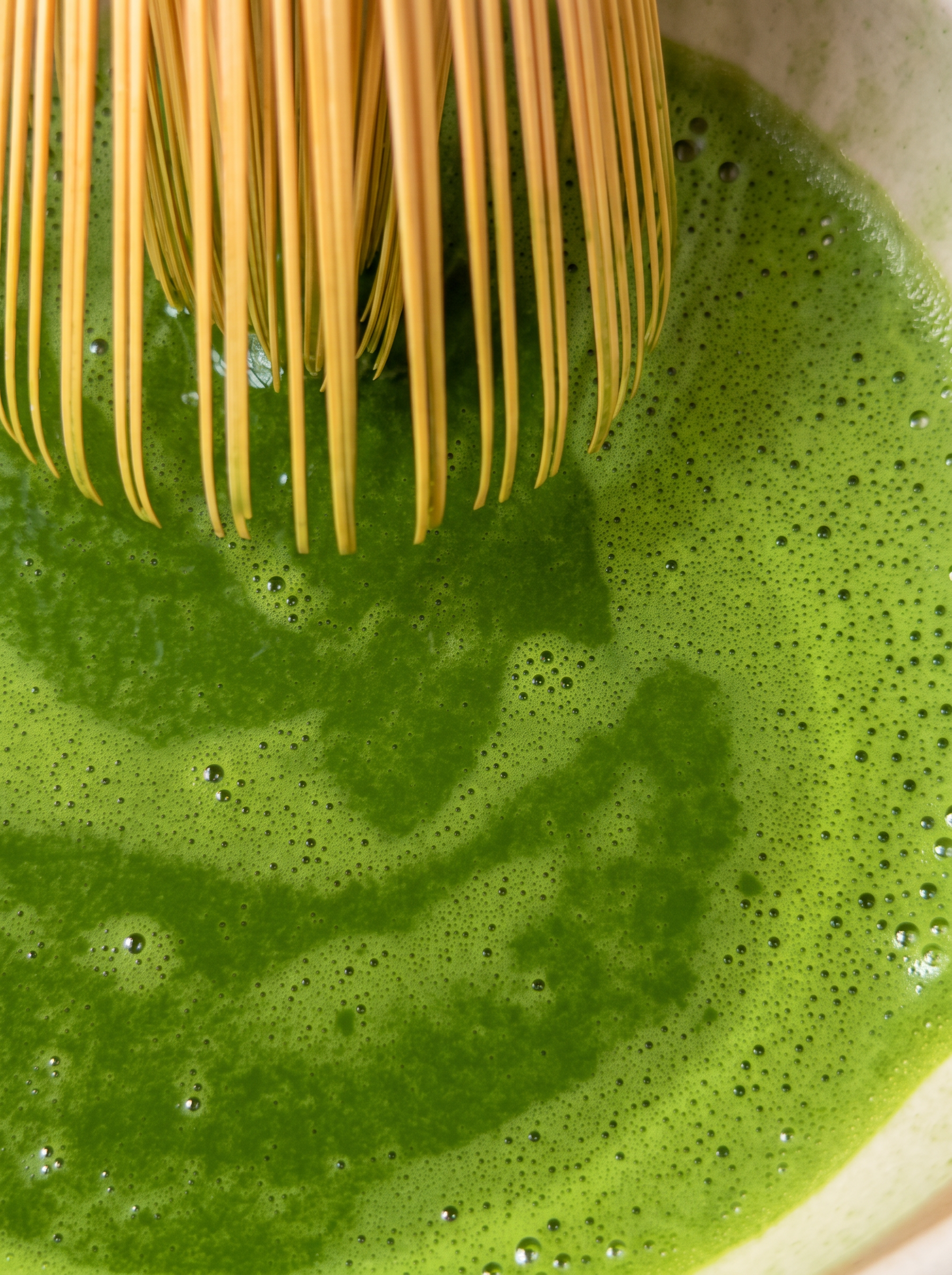 Ceremoniell matcha vispas med bambuvisp