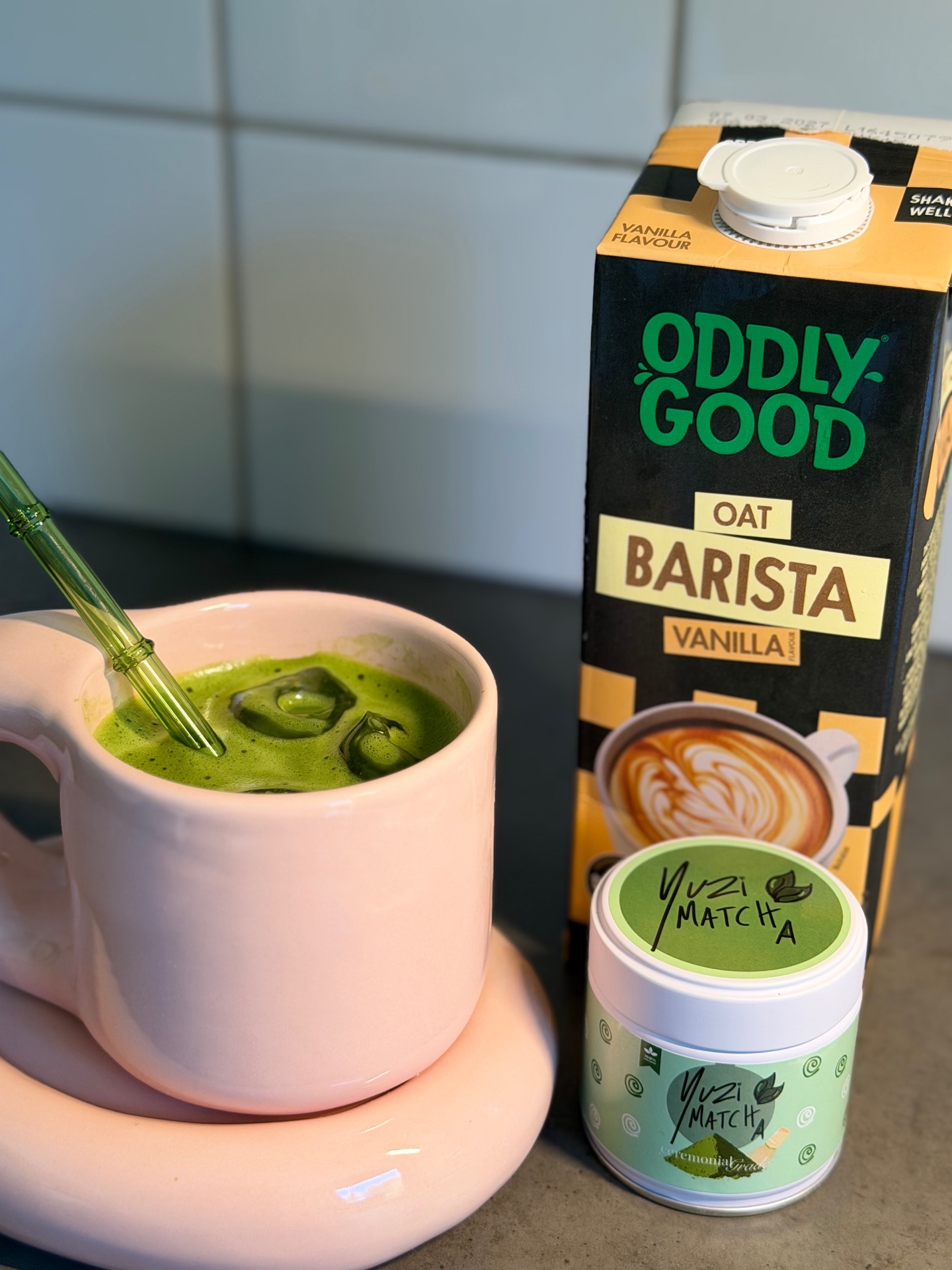 Matcha latte med havremjölk gjord på Yuzi Matcha pulver