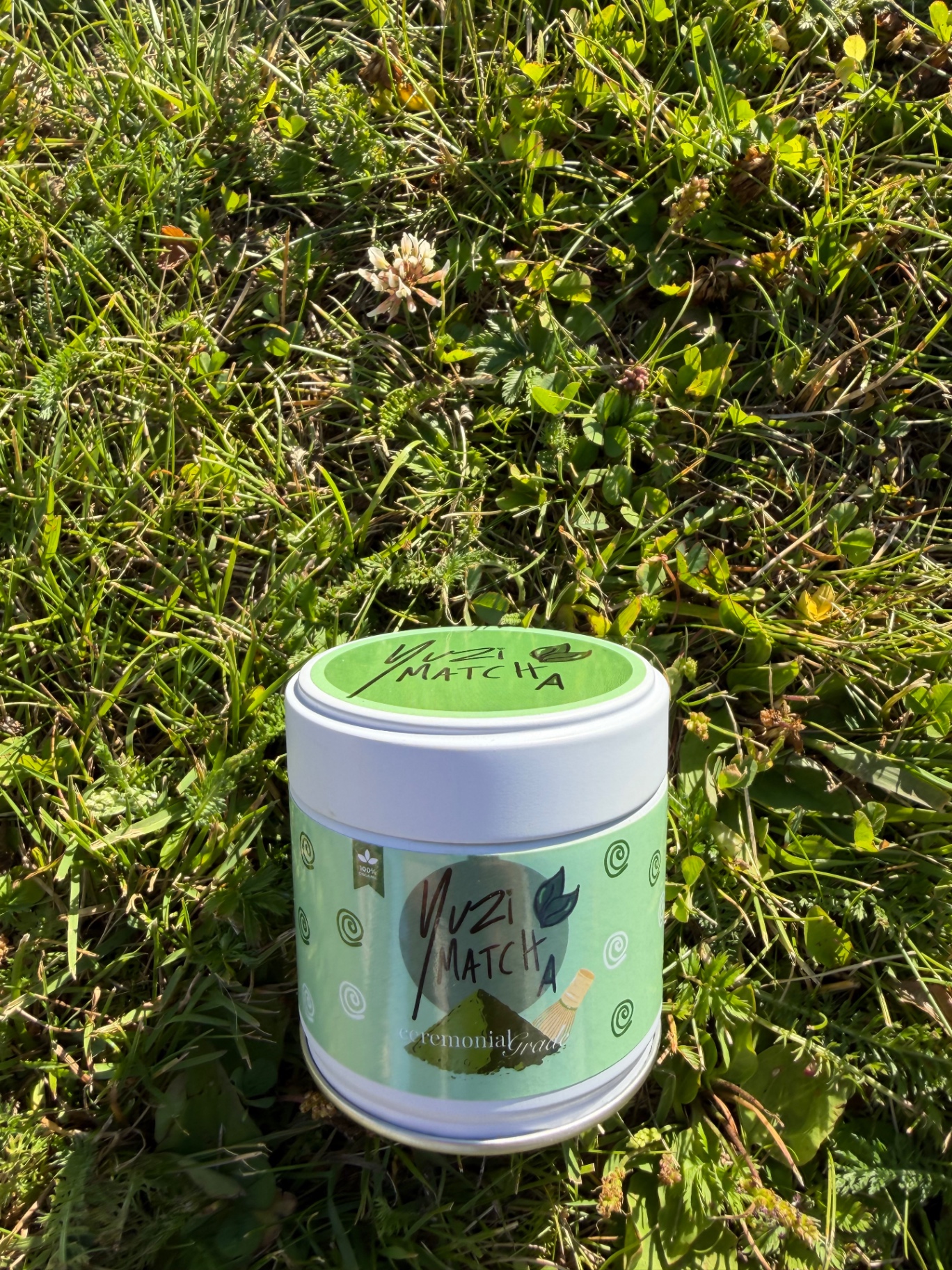 Yuzi Matcha burk med ceremoniellt matcha pulver i grönt gräs