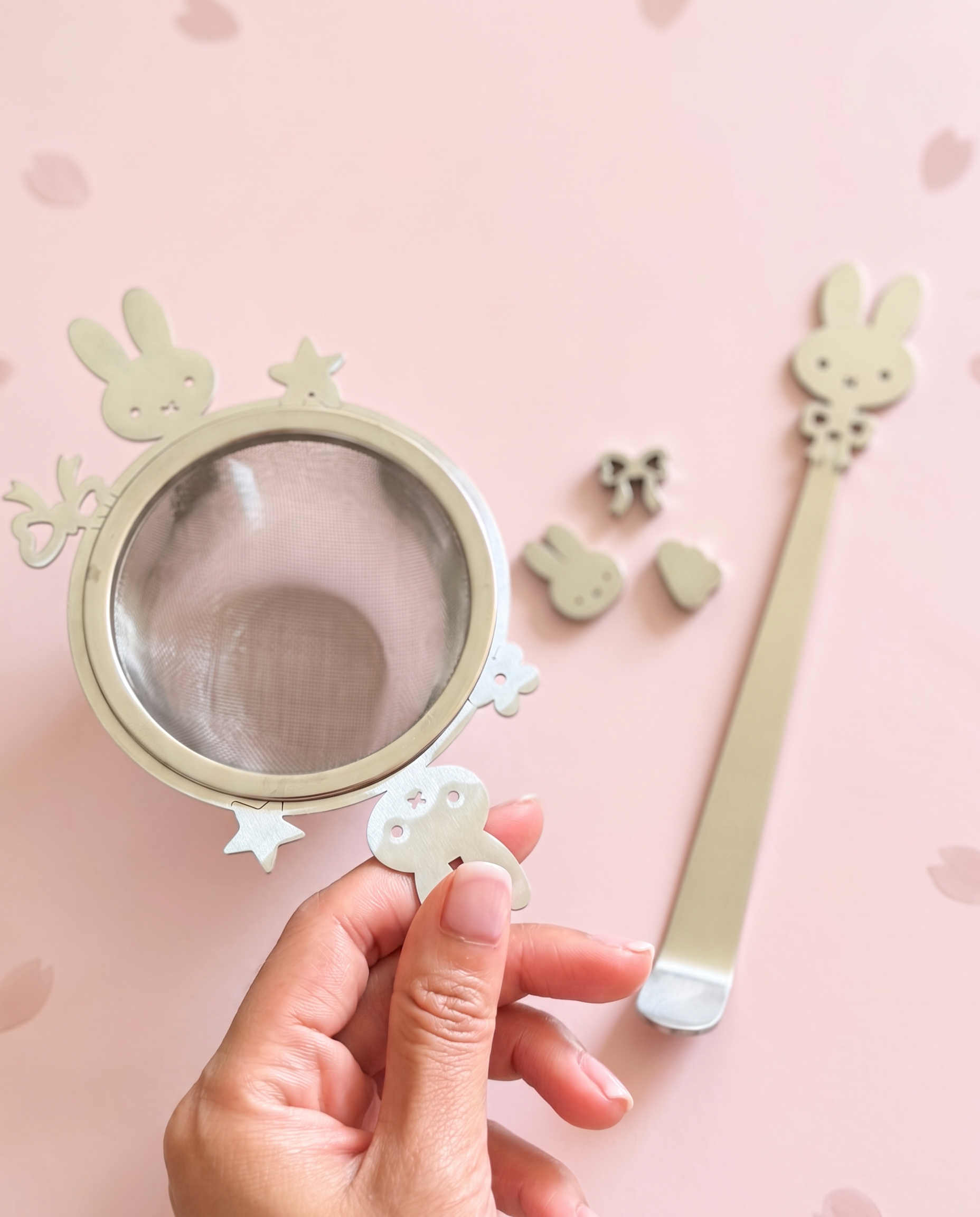 Nytt matcha-tillbehörsset med sil, sked och dekorativa detaljer