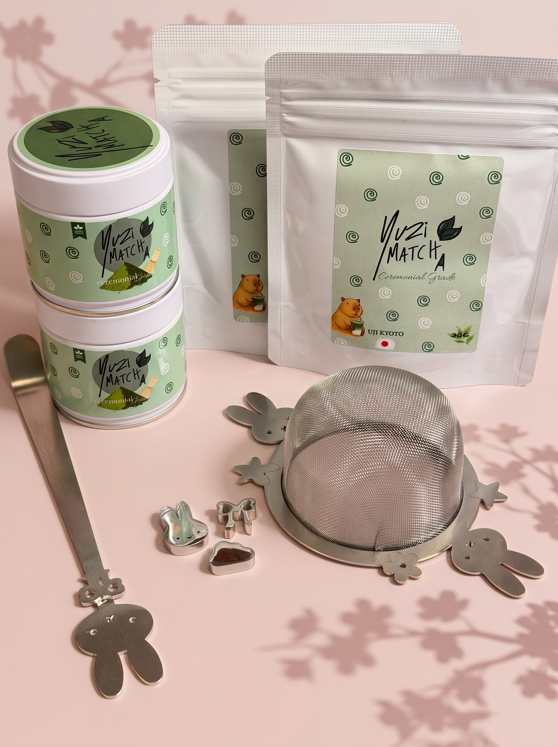Yuzi Matcha Ritual Set med två burkar, två påsar, sil, matchasked och dekorationer